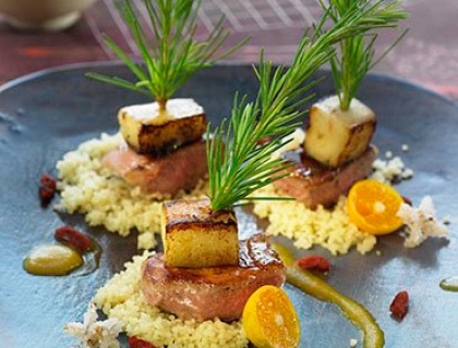 Brocheta de cordero con manzana y flores de azahar