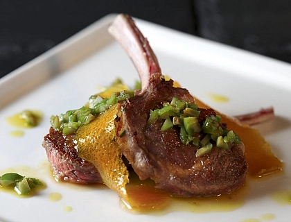 Chuletas de cordero a la plancha con aceitunas verdes y salsa confitada de miel y naranja